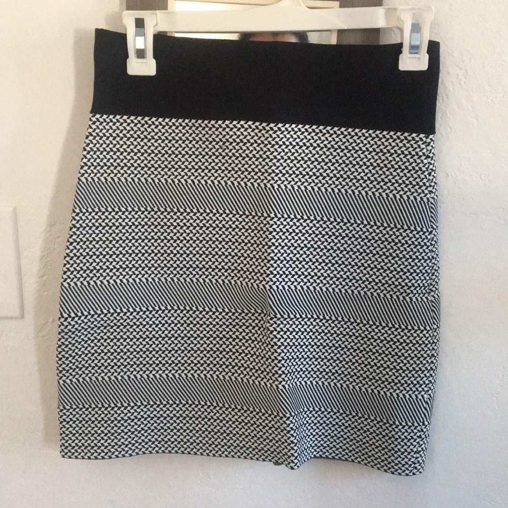 BCBG black & white super stretch mini skirt sizeM